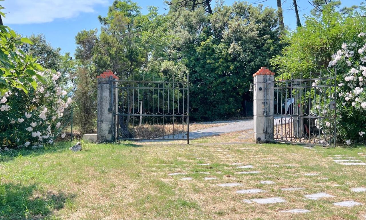 Area relax esterna con vista mare e ombrellone